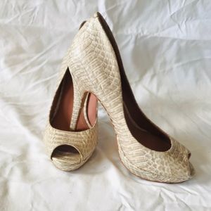Vince Camuto tan croc embossed peep toe